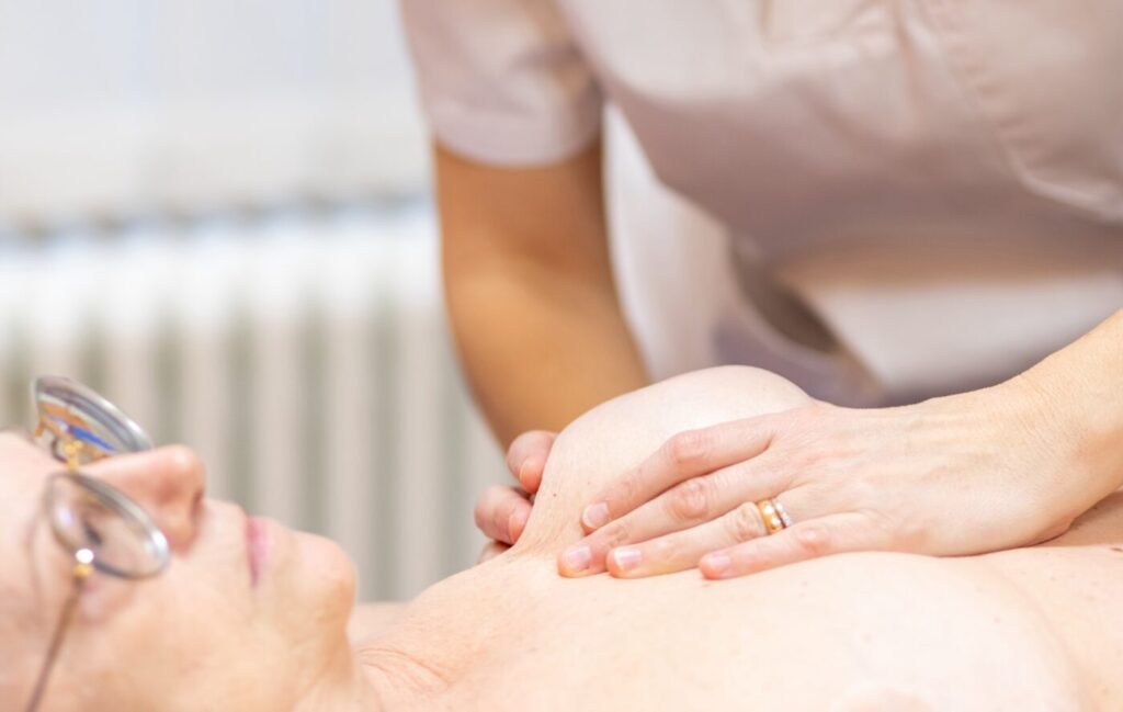 fisioterapista tratta seno post-mastectomia