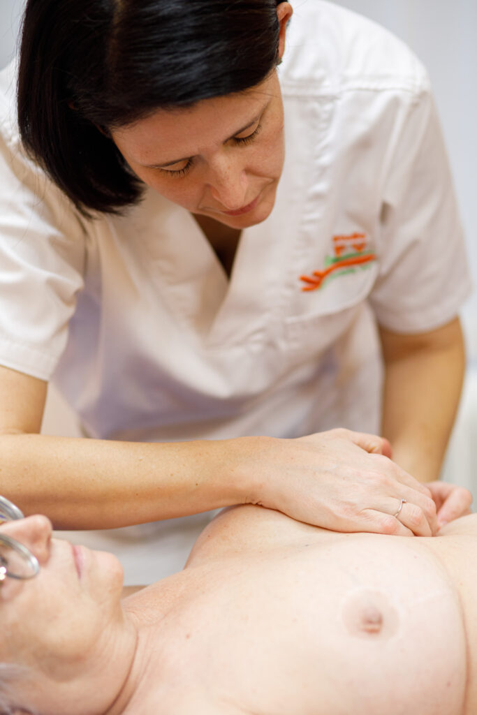 fisioterapista pratica riabilitazione del linfedema post-mastectomia
