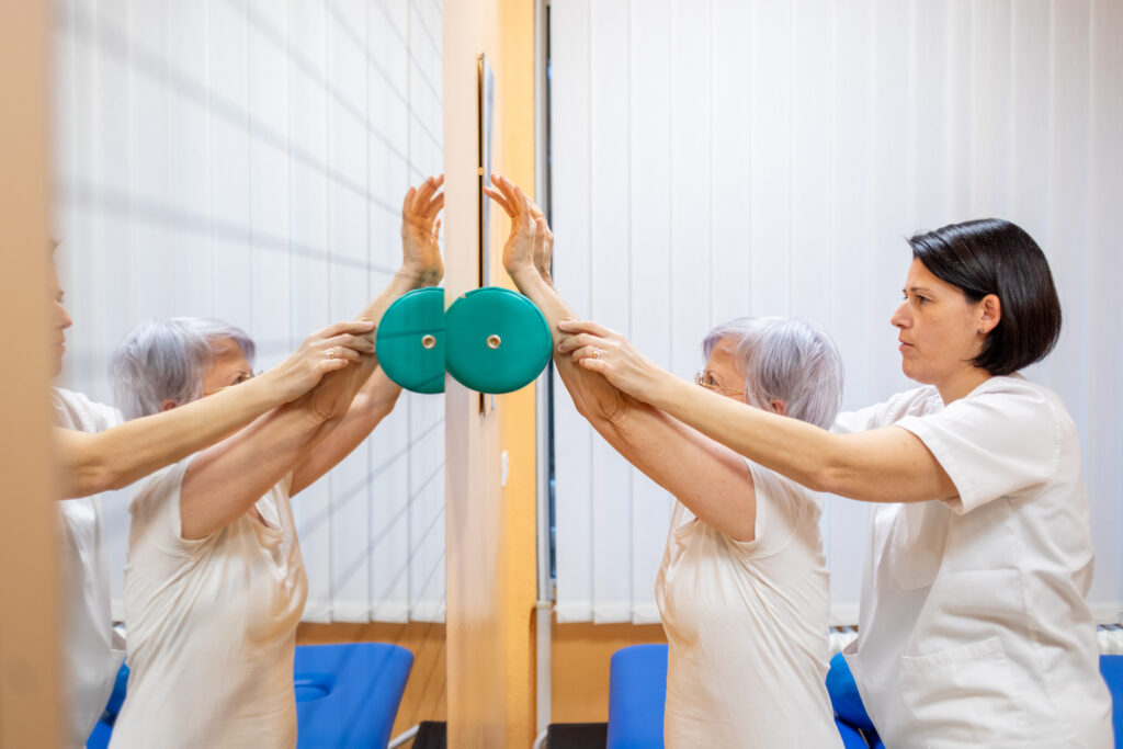 donna fa riabilitazione oncologica