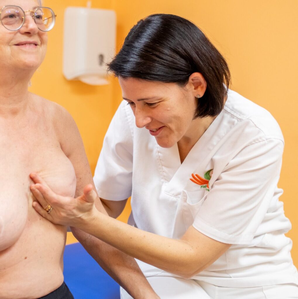 fisioterapista tratta seno di una donna che ha subito mastectomia